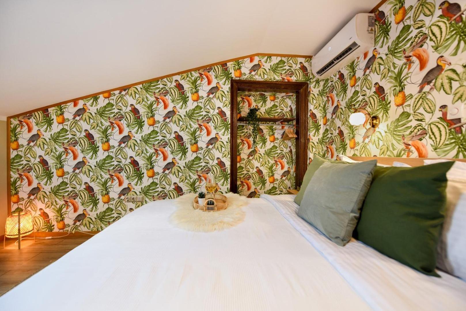 Historic Charm, Modern Comfort - Accommodation In The Heart Of The Old Town Bucarest Camera foto
