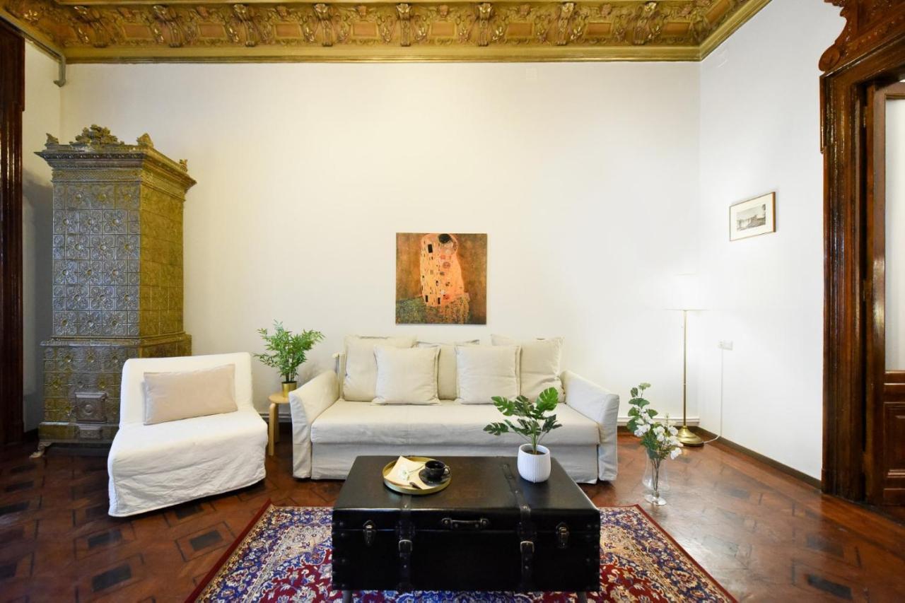 Historic Charm, Modern Comfort - Accommodation In The Heart Of The Old Town Bucarest Esterno foto