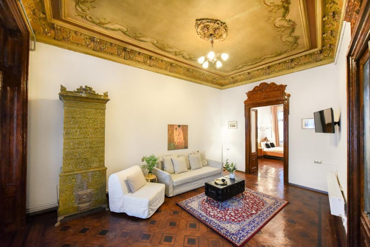 Historic Charm, Modern Comfort - Accommodation In The Heart Of The Old Town Bucarest Esterno foto