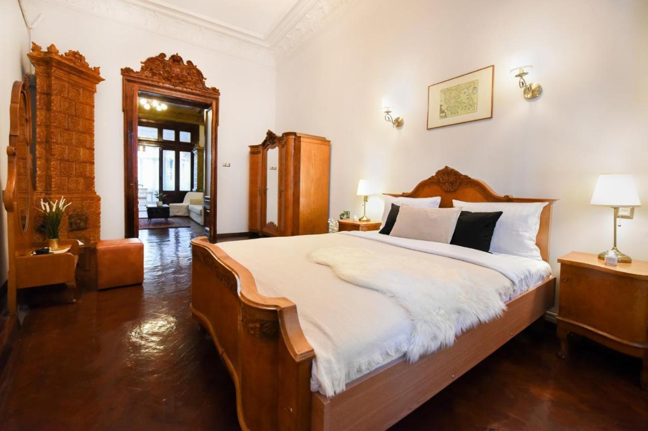 Historic Charm, Modern Comfort - Accommodation In The Heart Of The Old Town Bucarest Esterno foto